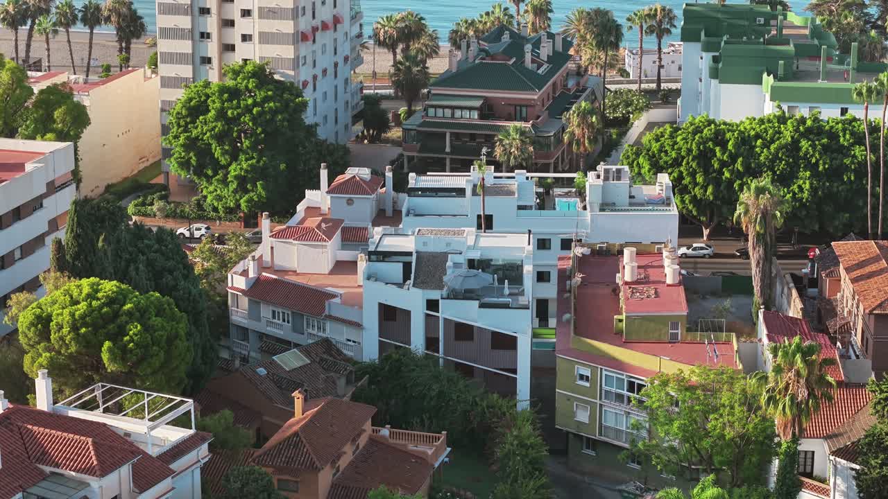 바다 근처 주거용 건물과 해안가 동네 항공 뷰