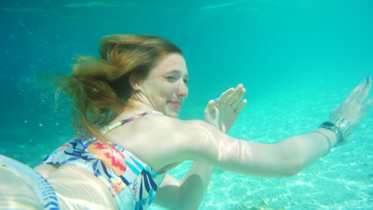 물 에서 헤엄치는 여자