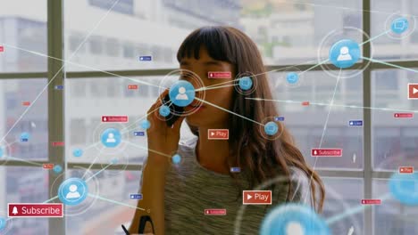 animación de una red de conexiones con iconos de los medios sobre mujeres biraciales que usan teléfonos inteligentes