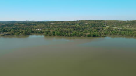 Aguas-Serenas-Del-Lago-Dardanelle-Rodeadas-De-Un-Paisaje-Exuberante-En-Arkansas,-Estados-Unidos