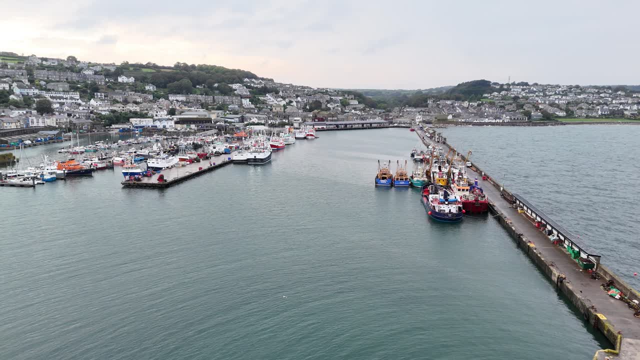drone de panorámica baja, aéreo puerto de newlyn puerto de pesca de cornualles reino unido