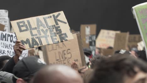 señal de blm levantada entre aplaudiendo a los manifestantes en londres