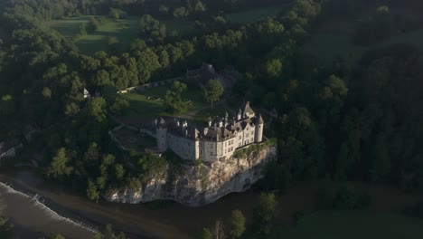 Tiro-Inclinado-Hacia-Abajo-Del-Castillo-Medieval-De-Walzin-En-Bélgica,-Aéreo