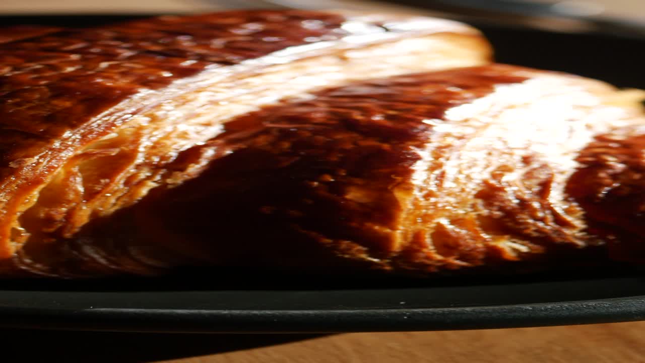 primer plano de un croissant