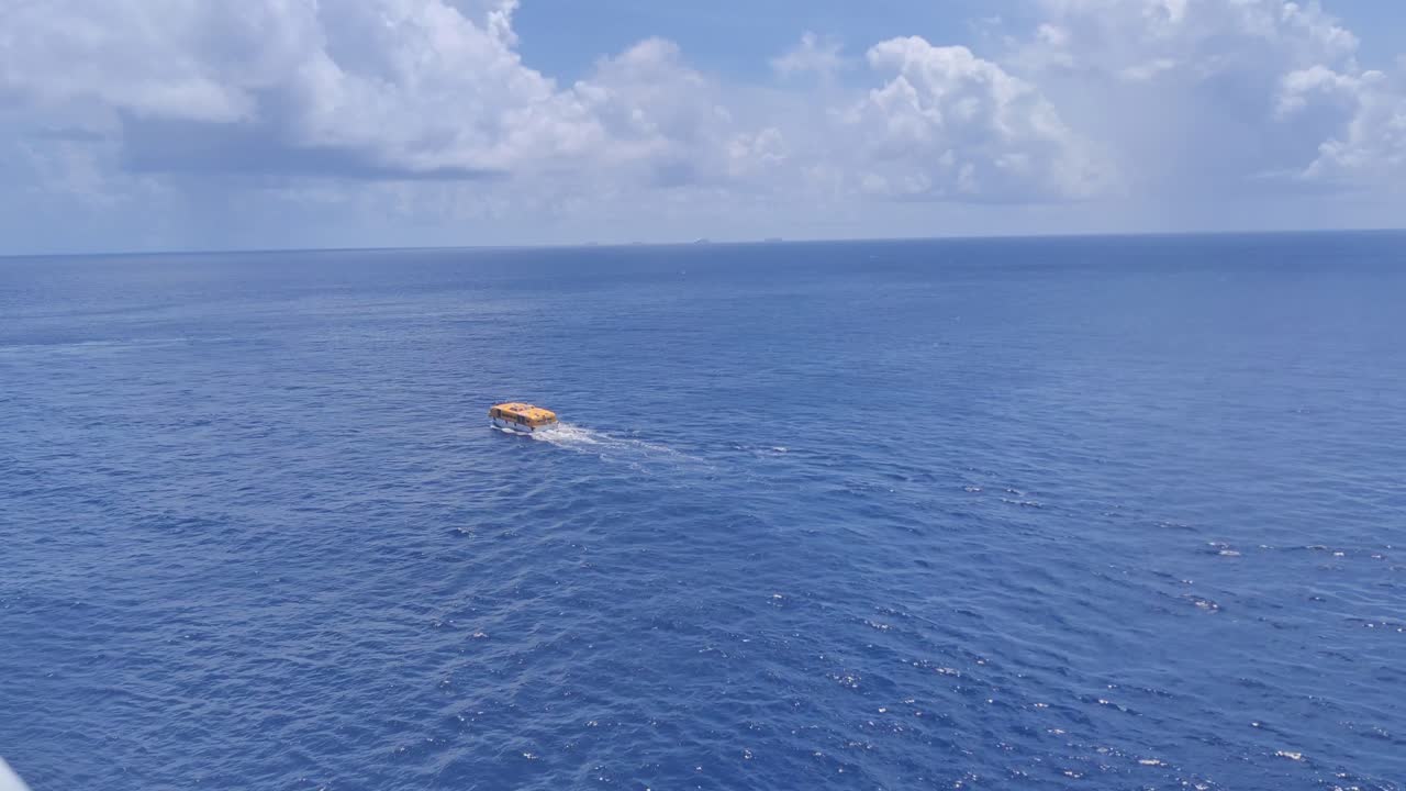 카리브해 한가운데서 구조 임무를 수행하는 유람선의 구명정 | 4k의 캐리비안 바다 비디오 배경에서 구조 임무를 수행하면서 바다 한가운데에서 무언가를 찾는 구명정