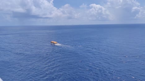 Ein-Rettungsboot-Eines-Kreuzfahrtschiffes-Auf-Einer-Rettungsmission-Mitten-Im-Karibischen-Ozean-|-Rettungsboot,-Das-Auf-Rettungsmission-Im-Karibischen-Ozean-videohintergrund-In-4k-Nach-Etwas-Mitten-Im-Ozean-Sucht