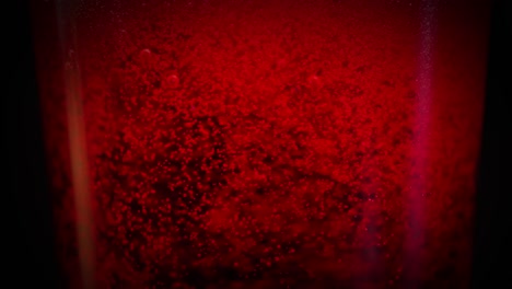 burbujas que se elevan en una bebida gaseosa roja