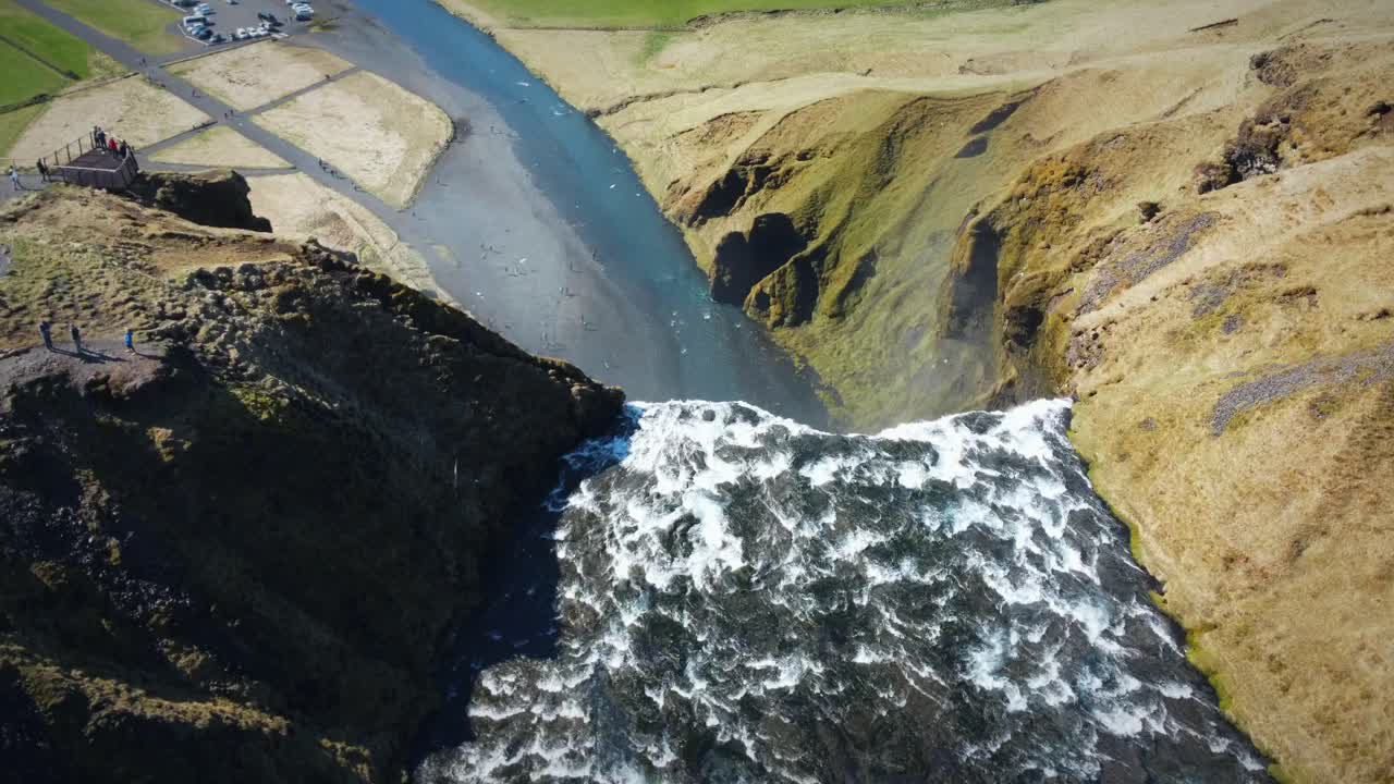toma de adelantamiento de agua clara que fluye desde la cascada más grande de islandia.