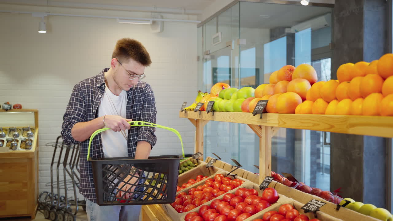Homme faisant ses courses de produits frais dans un supermarché