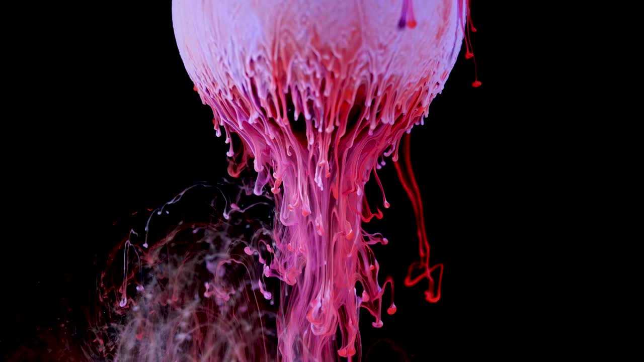 la pintura de tinta multicolor fluye lentamente de la pelota