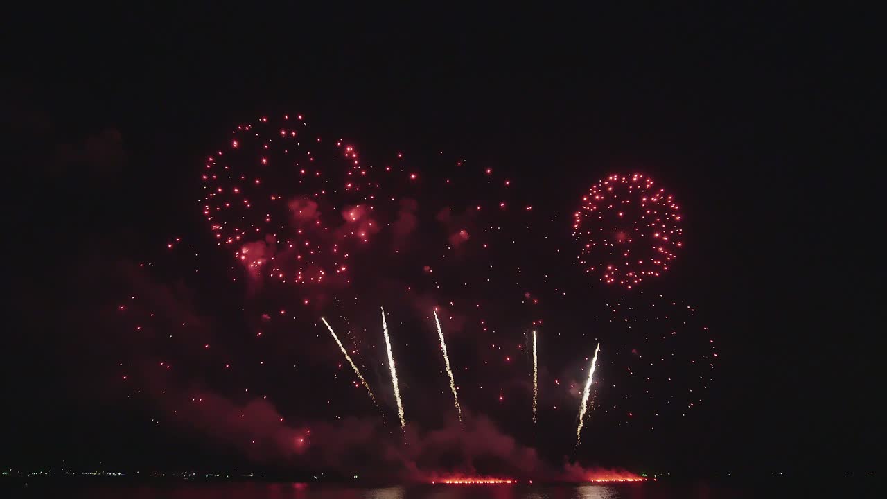 espléndido espectáculo nocturno de coloridos fuegos artificiales