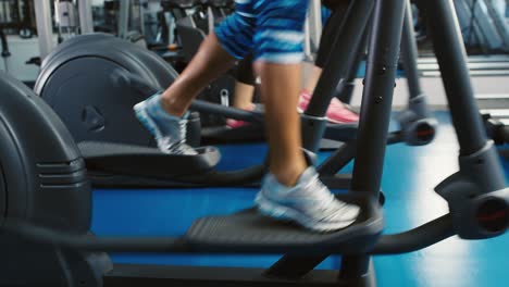 primer plano de las piernas de las mujeres en una bicicleta estática