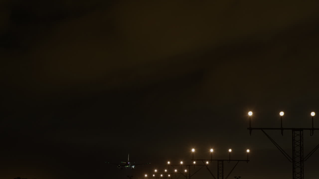 밤에 착륙하는 비행기