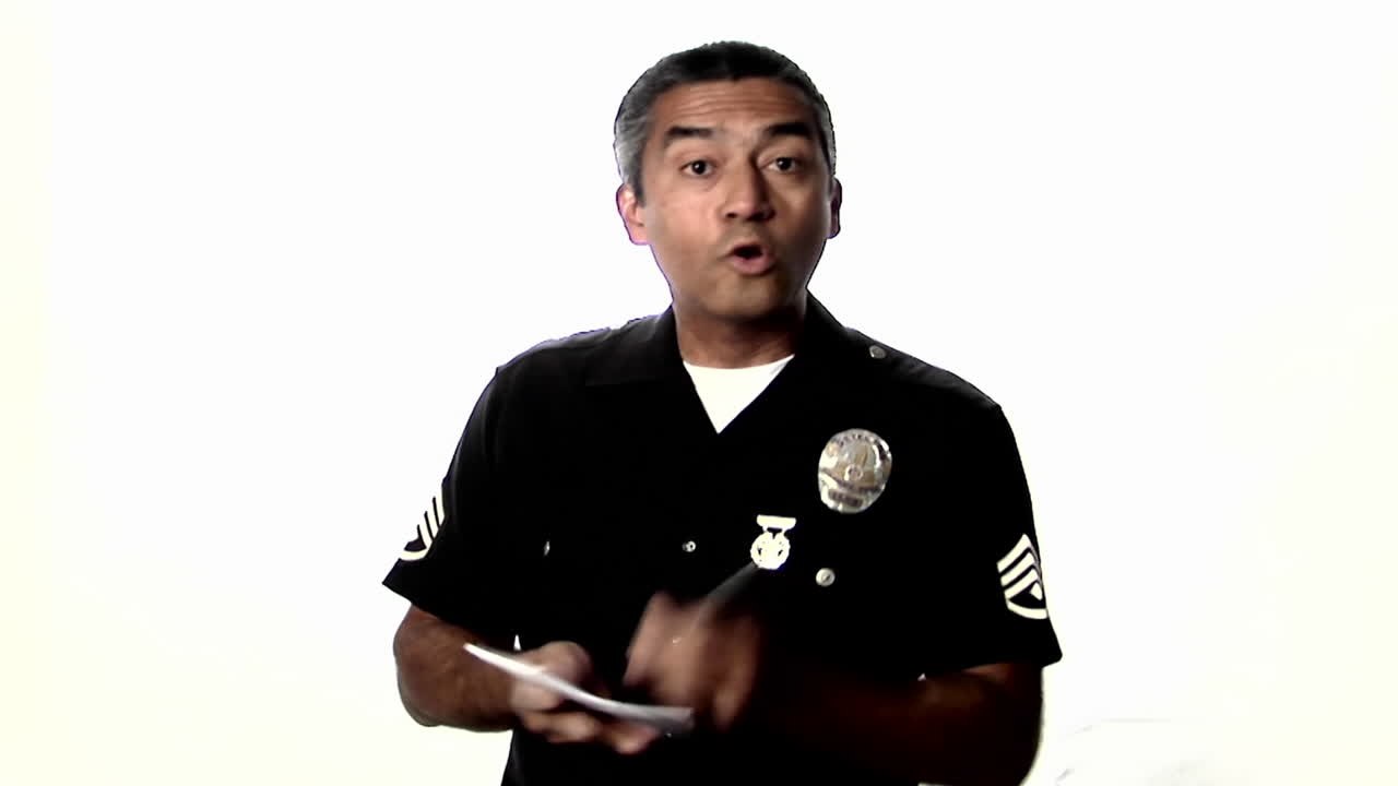 경찰관이 글을 쓰고 범인을 무전기로 말함