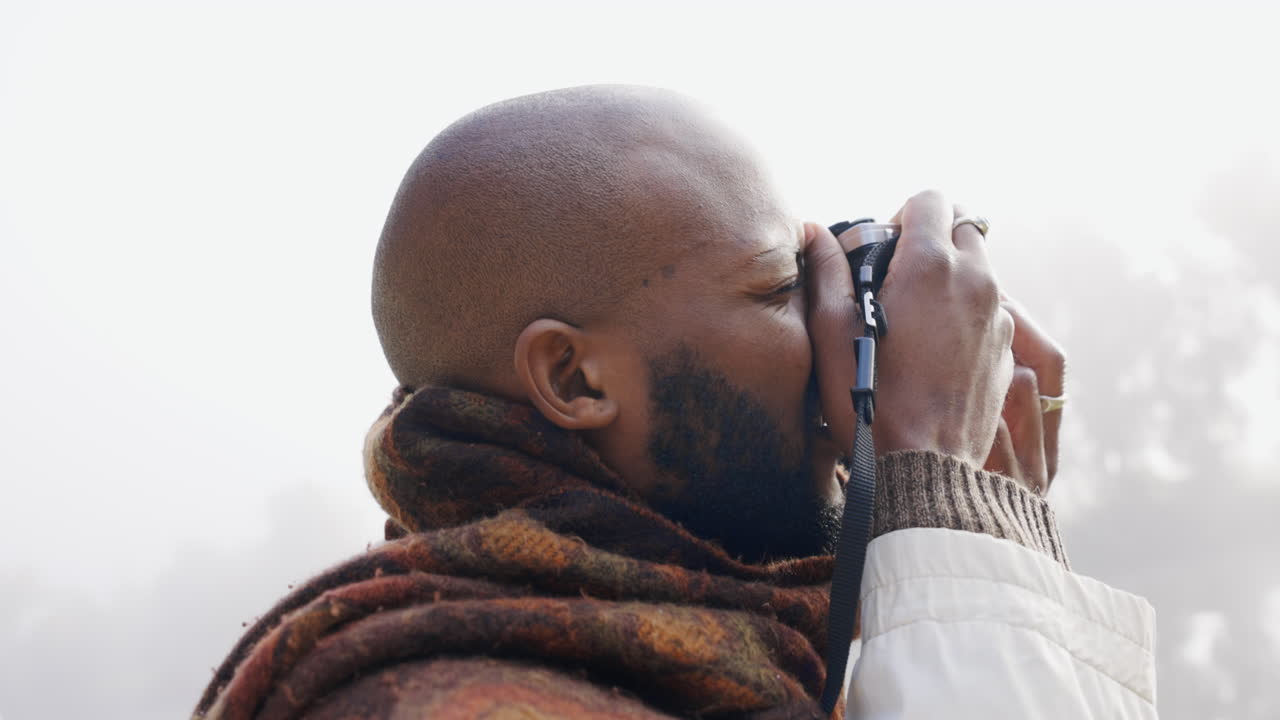 fotografía, hombre negro y una cámara en la naturaleza