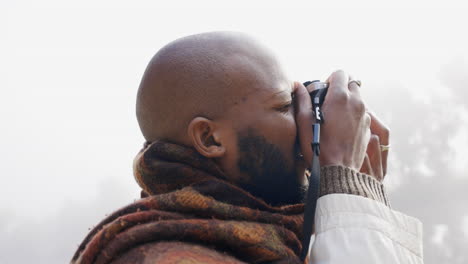 fotografía, hombre negro y una cámara en la naturaleza