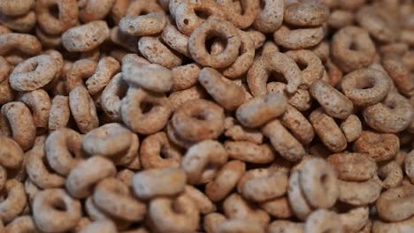 primer plano de cereal de avena deslizándose por