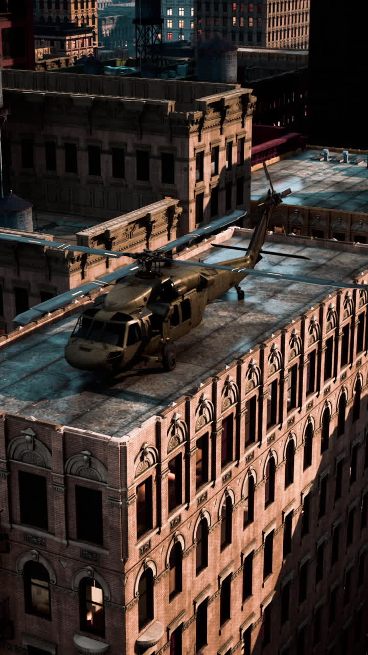 블랙 호크 헬리터가 도시의 지붕에 앉아 있습니다.