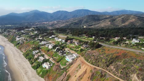 vuelo en parapente sobre casas, región de valparaíso, país de chile