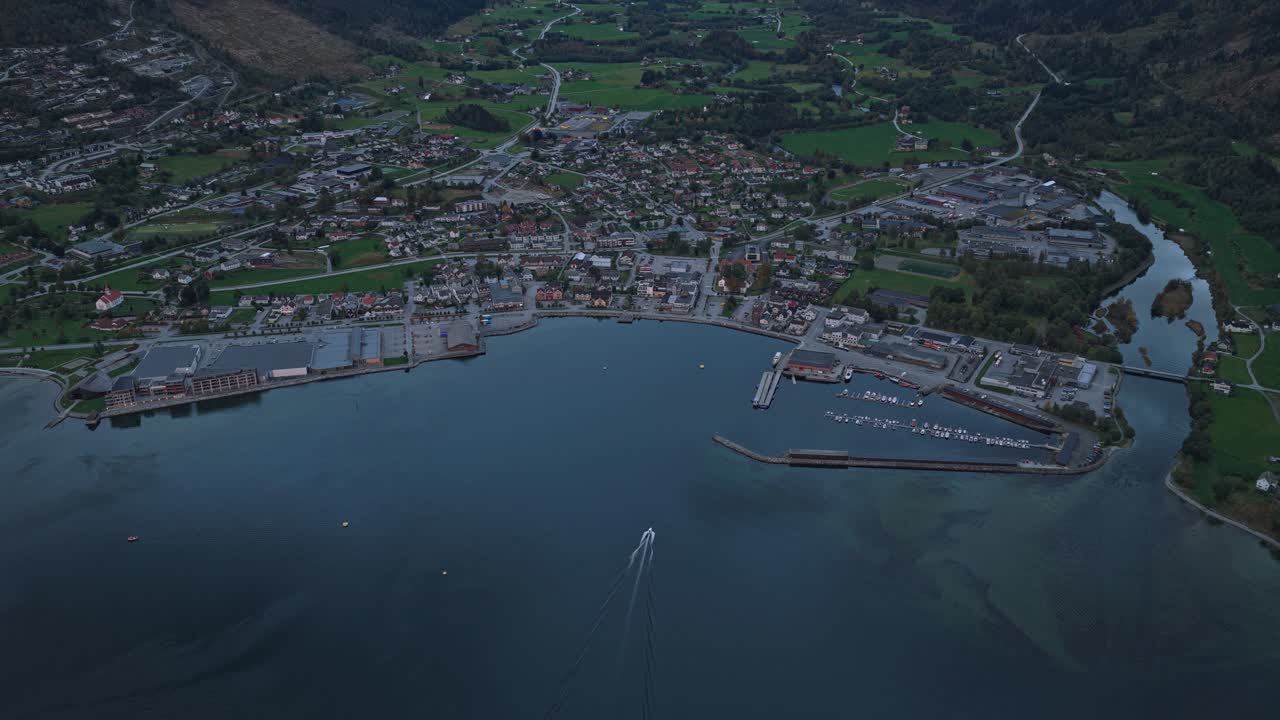 Norveç'te, fiyortlarla çevrili Nordfjordeid kasabası üzerinde gün batımında çekilmiş havadan görünüm.