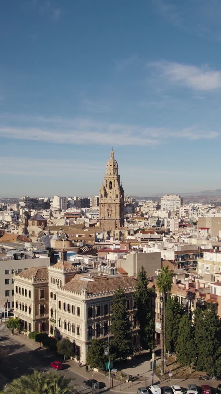 Ripresa aerea verticale che cattura il paesaggio urbano di Murcia in una giornata luminosa e soleggiata con cielo azzurro limpido