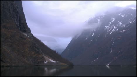 nubes y niebla cuelgan sobre un fiordo en noruega en timelapse 1