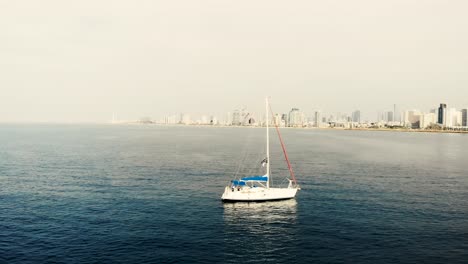 tiro de drone de un yate 4k