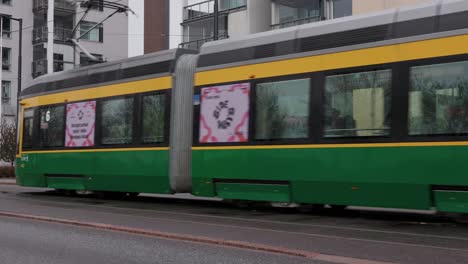 Eine-Straßenbahn-Fährt-In-Helsinki-Vorbei