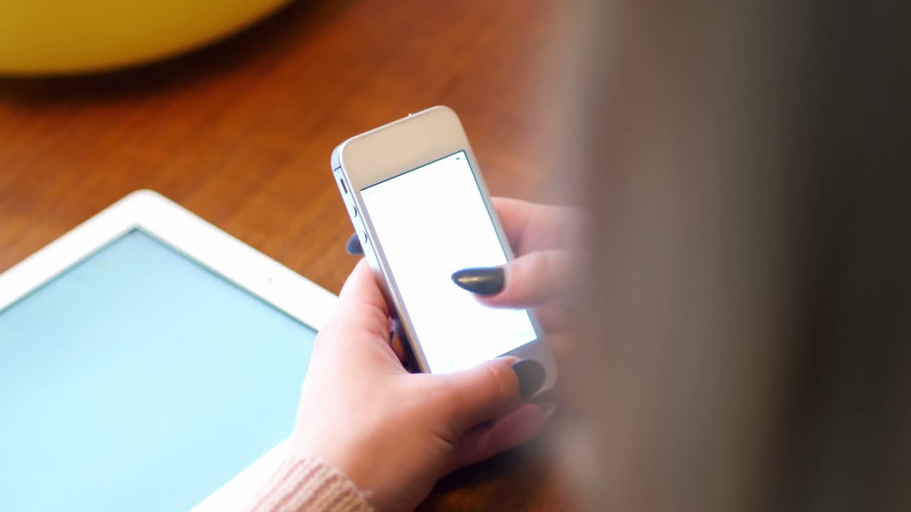 mujer enviando mensajes de texto en el teléfono móvil