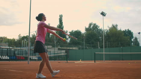 Frau,-Die-Tennis-Spielt,-Erfüllt-Den-Vorrat.-Trainiert-Professionell-Tennis.-Junges-Hübsches-Mädchen-Spielt-Tennis.-Tennisversorgung