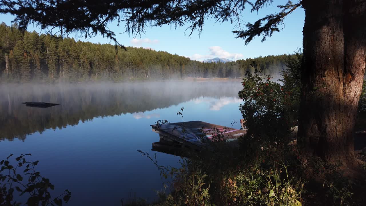 la niebla del lago en la orilla con muelle basura flotante enid columbia británica canadá