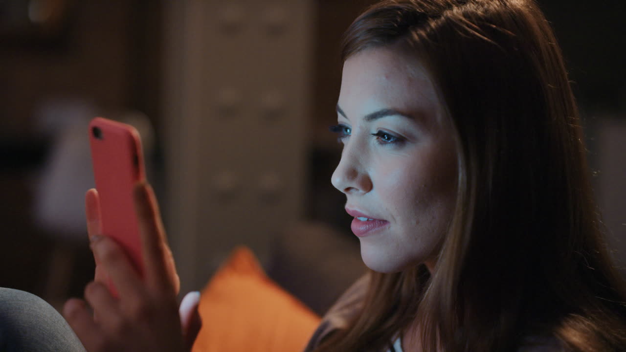 hermosa mujer morena usando tecnología de computadora tableta digital en casa tarde en la noche de compras en línea