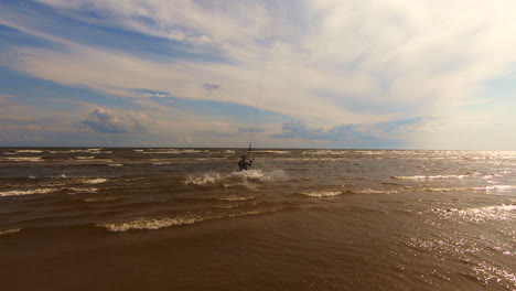 Kitesurfer-Macht-Einen-Flip,-Während-Er-Auf-Den-Wellen-Reitet