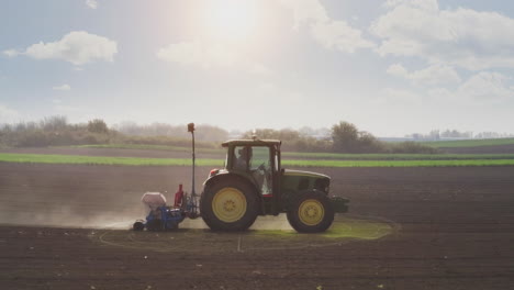 agricultor plantando semillas en un campo