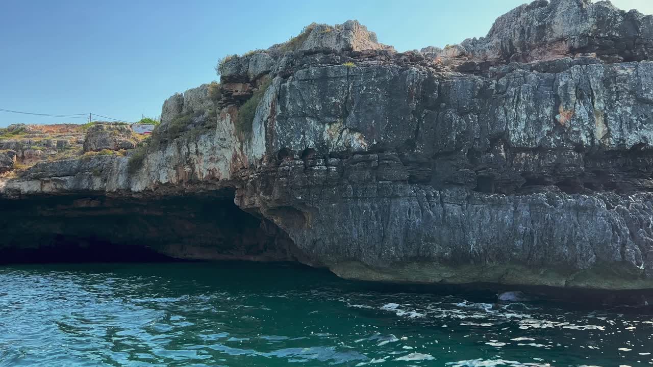 이탈리아 풀리아에 있는 살렌토의 이오니아 해안을 따라 있는 그로타 델 프레세페 또는 출생 장면 그로토에서 투어 보트