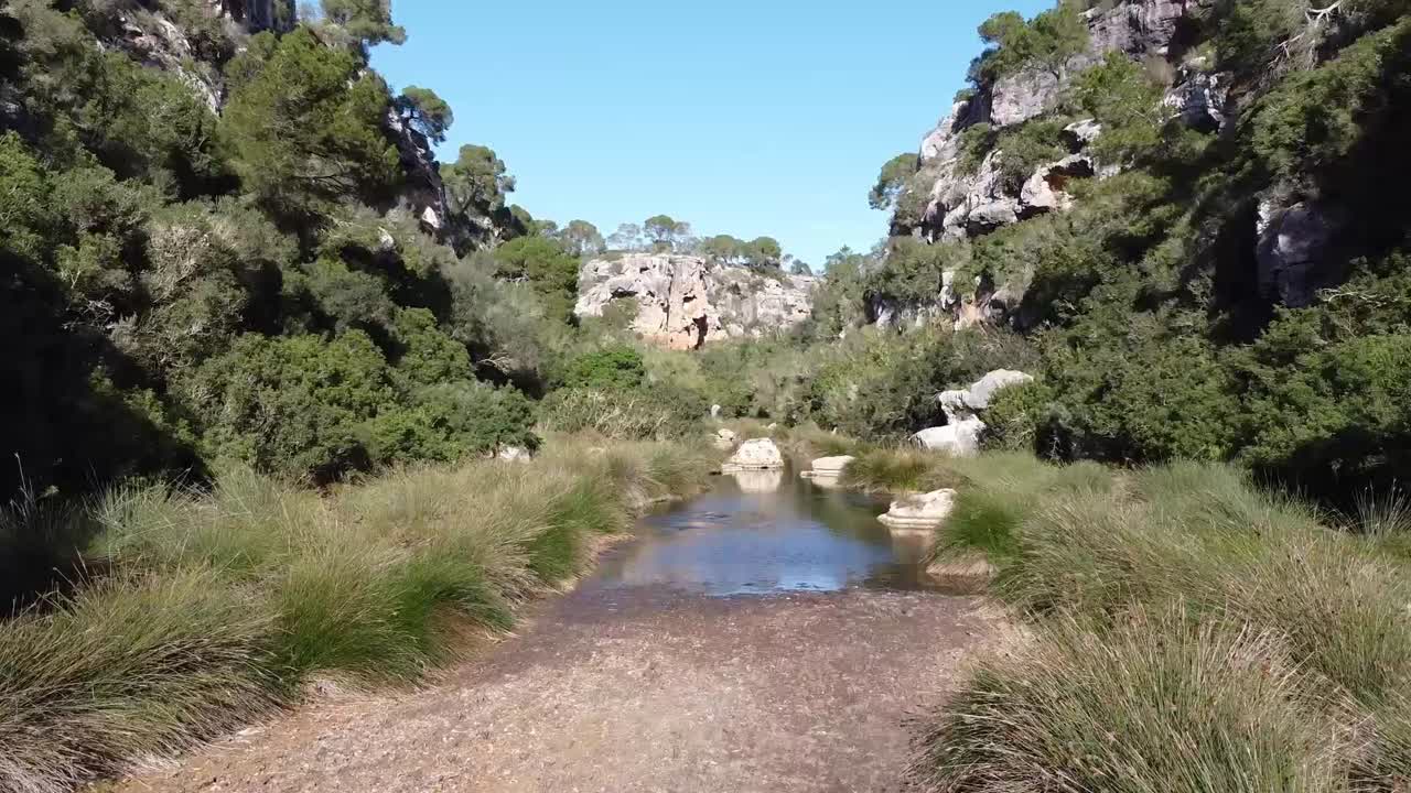 vuelo de drones a través de un torrente
