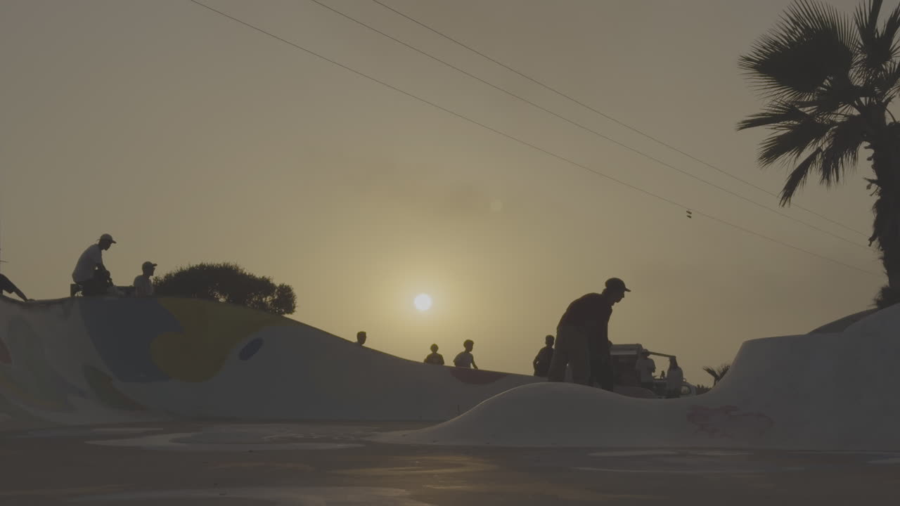 Skateboarding allo Skatepark al tramonto