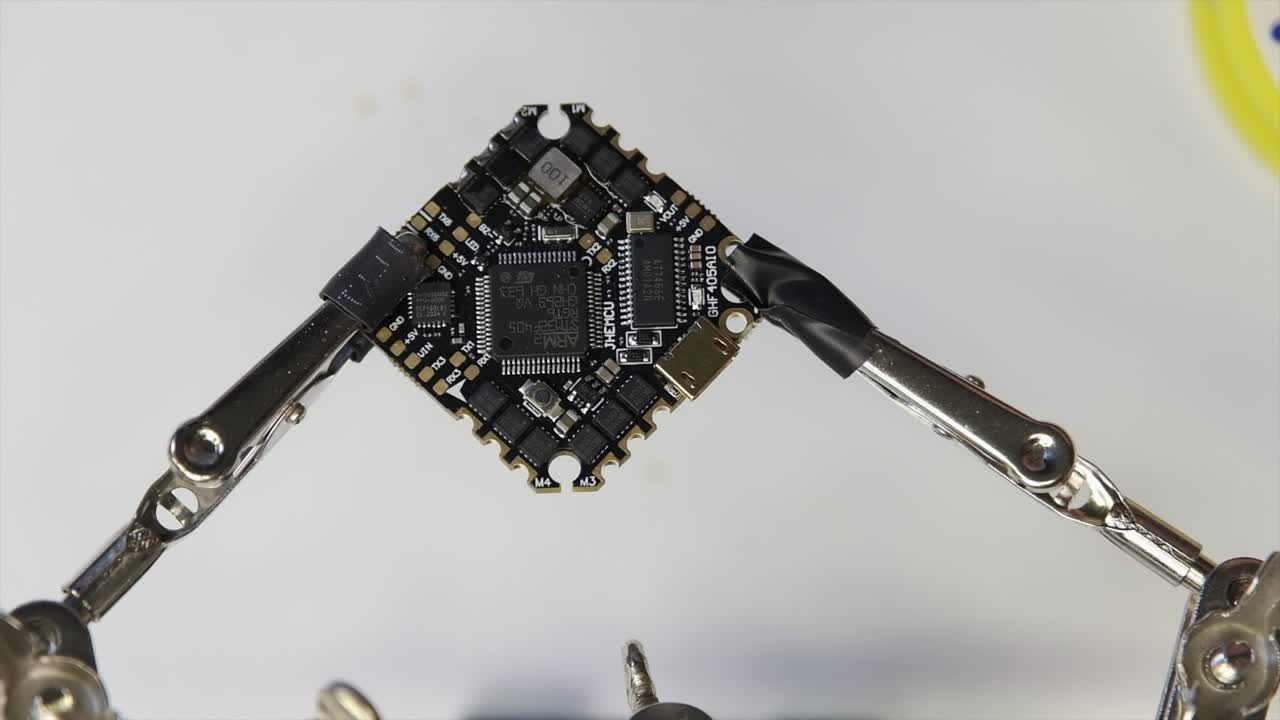 fabricación de drones, chips, soldaduras, reparaciones, mecánicos y placas base