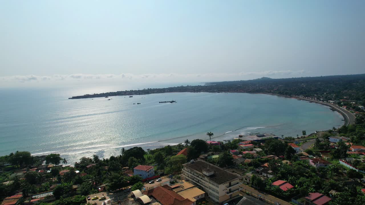 Vista aerea dalla baia di Ana Chaves e dalla città di São Tomé, Africa. Ripresa circolare con drone.