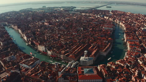 Weit-Kreisende-Drohnenaufnahme-Des-Canal-Grande-Ponte-Di-Rialto-In-Venedig