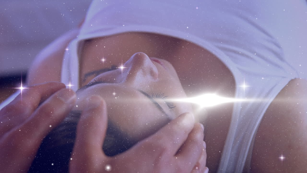 animación de estrellas moviéndose sobre las manos de un hombre caucásico haciendo masaje a una cliente femenina