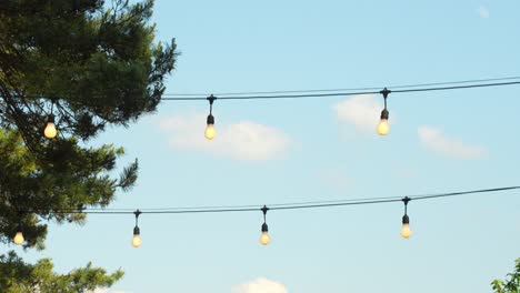bombilla colgante de decoración de la calle luces tenues de los postes que se acercan a la noche