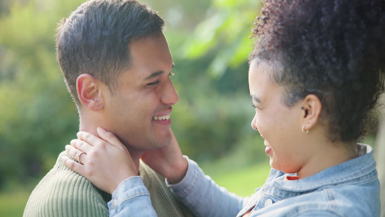 Amore, felicità e coppia che si abbraccia al parco