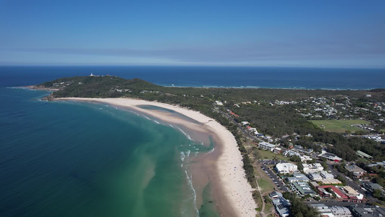주요 해변 위의 후퇴로 패스를 볼 수 있습니다.