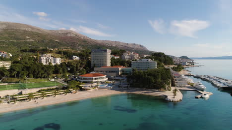 hotel de lujo con yates atracados en un pequeño muelle en croacia, toma aérea en órbita