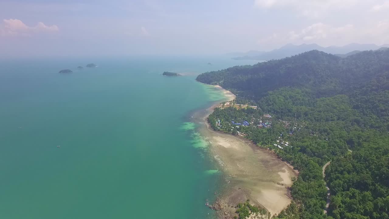 toma aérea de una isla tropical y costa con playa, jungla y océano