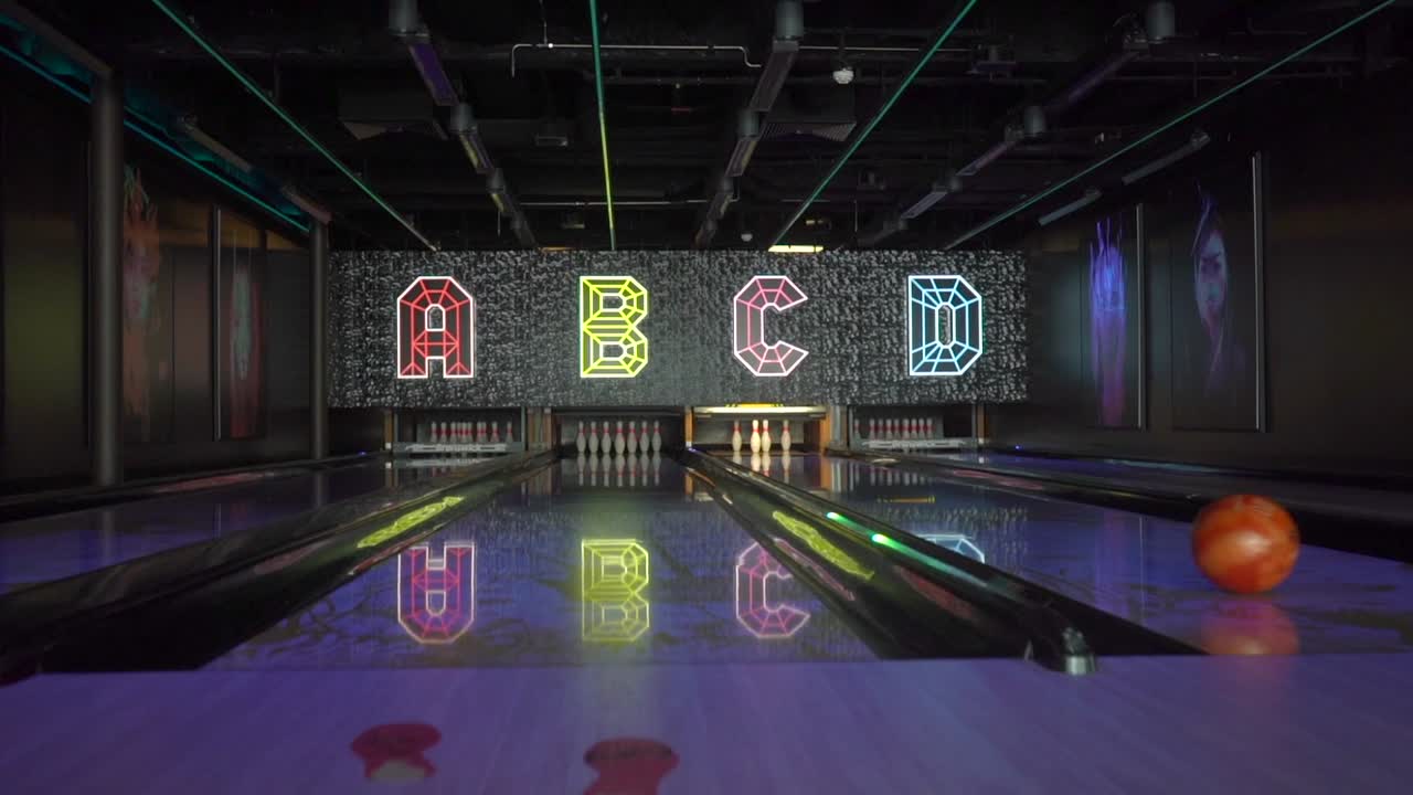 Kingpins bowling su una nave da crociera a Singapore che lancia la palla - 2