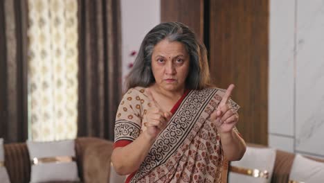 una mujer india enojada pidiendo que se detenga