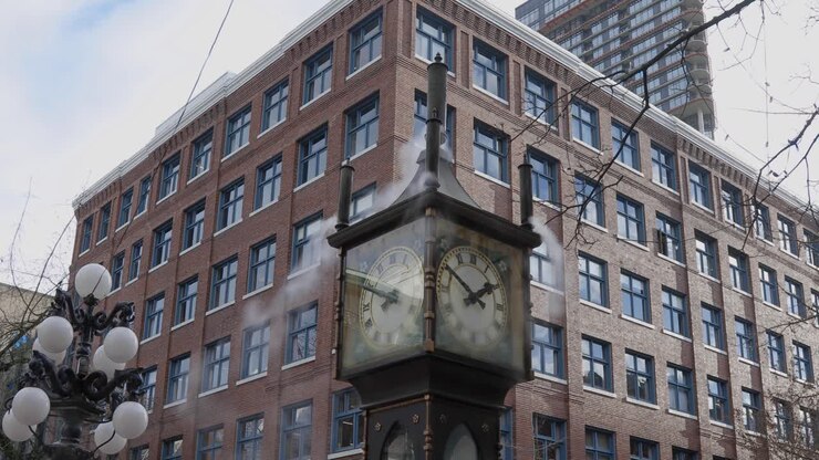 Ripresa a mano dell'orologio a vapore di Gastown che emette vapore con tempo ventoso
