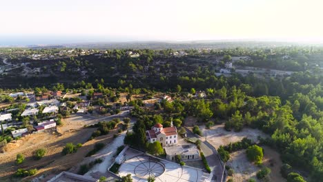 Imágenes-Aéreas-De-Drones-De-La-Iglesia-Del-Arcángel-Miguel-En-Souni-Zanakia,-Limassol,-Chipre-3